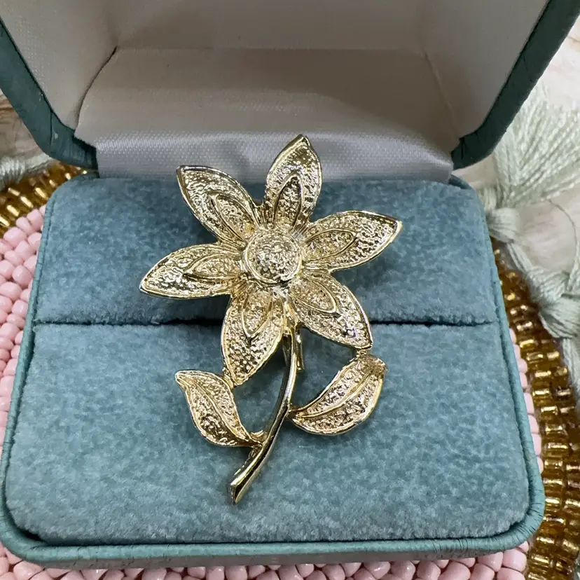 #01 Vintage Jerry Signed Brooch Gold Tone flower