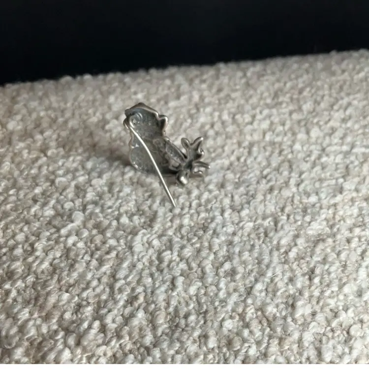 Itty Bitty Winnie The Pooh Brooch Pewter 1.5cm