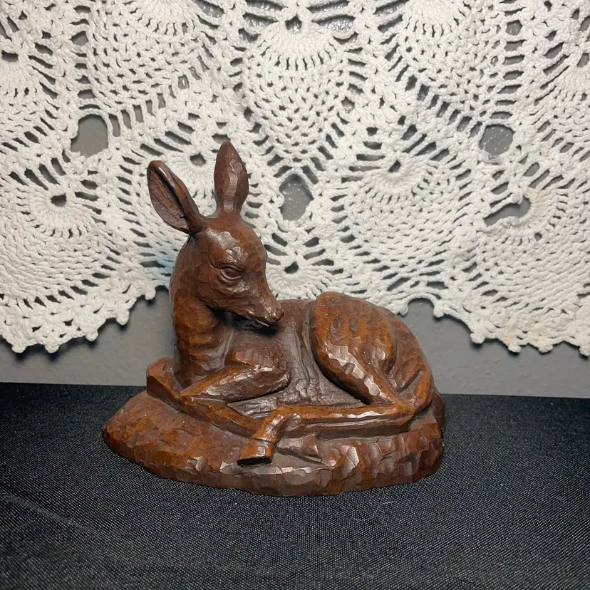 HAND CARVED WOODEN DEER FIGURINE VINTAGE FAWN SCULPTURE RUSTIC CABIN DECOR