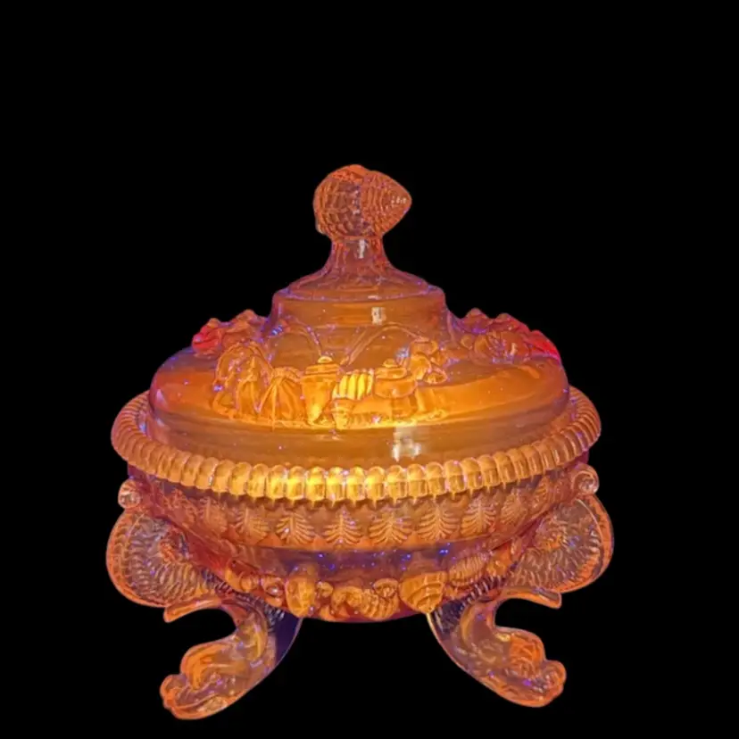 Westmoreland Argonaut Seashell Glass Candy Dish W/Lid Dolphin Pedestal Feet Amber Vintage MCM Glows!
6.5" T x 5-3/4ā W