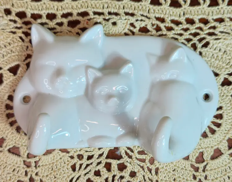 Vintage Avon White Cat w/ Kittens Ceramic Wall Key Hooks