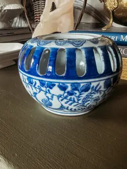vintage Chinoiserie blue and white garlic pot - no lid
