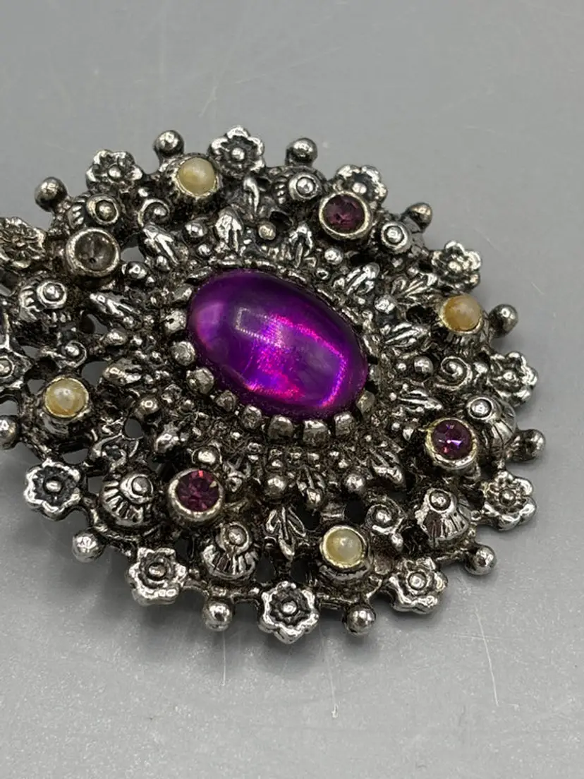 Vintage Sarah Coventry silver tone brooch