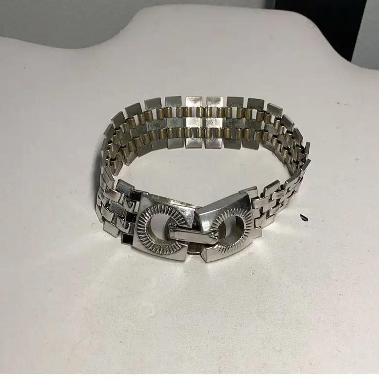 Silvertone Link Bracelet 7” With Unique Link