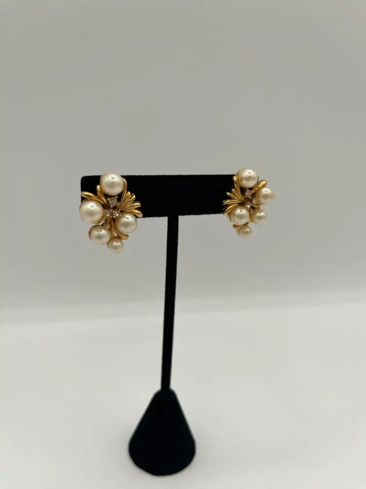 Marvella Pierced Earrings Vtg Imitation Pearl Gold Tone Cluster