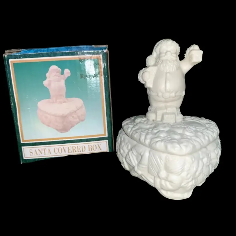 HOLIDAY COLLECTION SANTA COVERED IVORY HEART SHAPED CERAMIC TINKET JEWELRY BOX