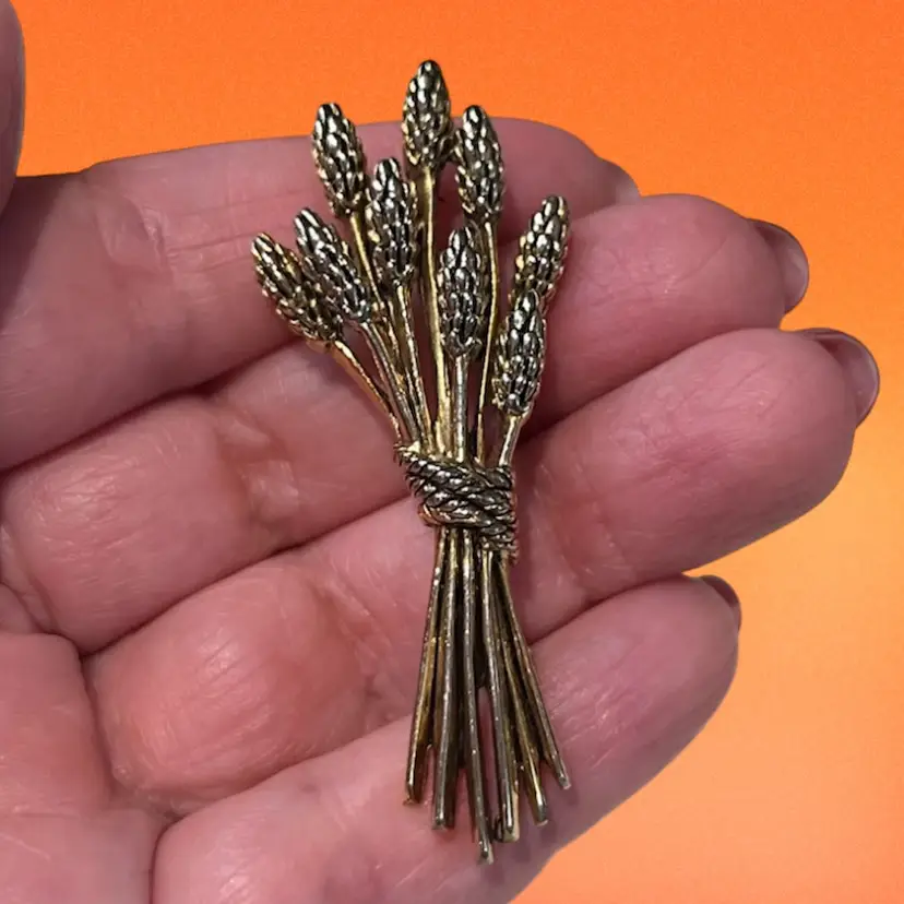 Vintage gold-tone wheat or lavender bushel pin brooch
