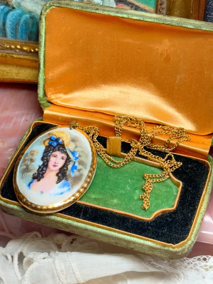 Vintage Lady Eleanor Bond China Necklace