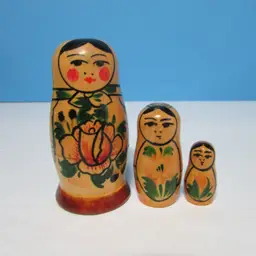 vintage set of Russian nesting dolls 3 figures Matryoshka hand-painted wood USSR