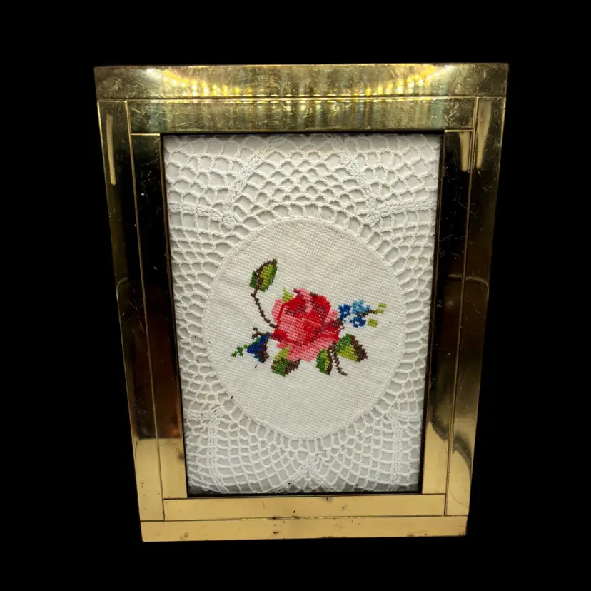 Vintage Handmade Floral Cross Stitch Doily in 9x7 Solid Brass Frame 
“Grandmacore/Cottagecore Wall Art” 🖼️🪑