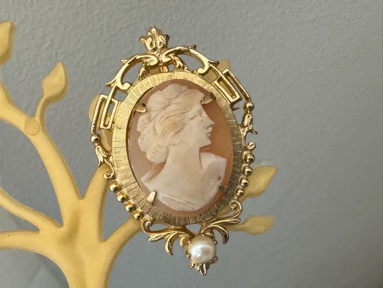 Vintage Carved Stone Cameo Brooch/Pendant Gold Tone Metal With Faux Pearl