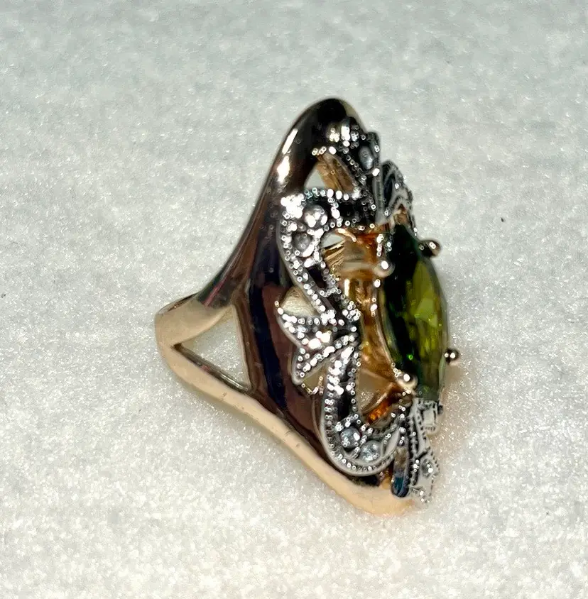 Costume Jewelry Ring Goldtone with Green Stone. Size 7