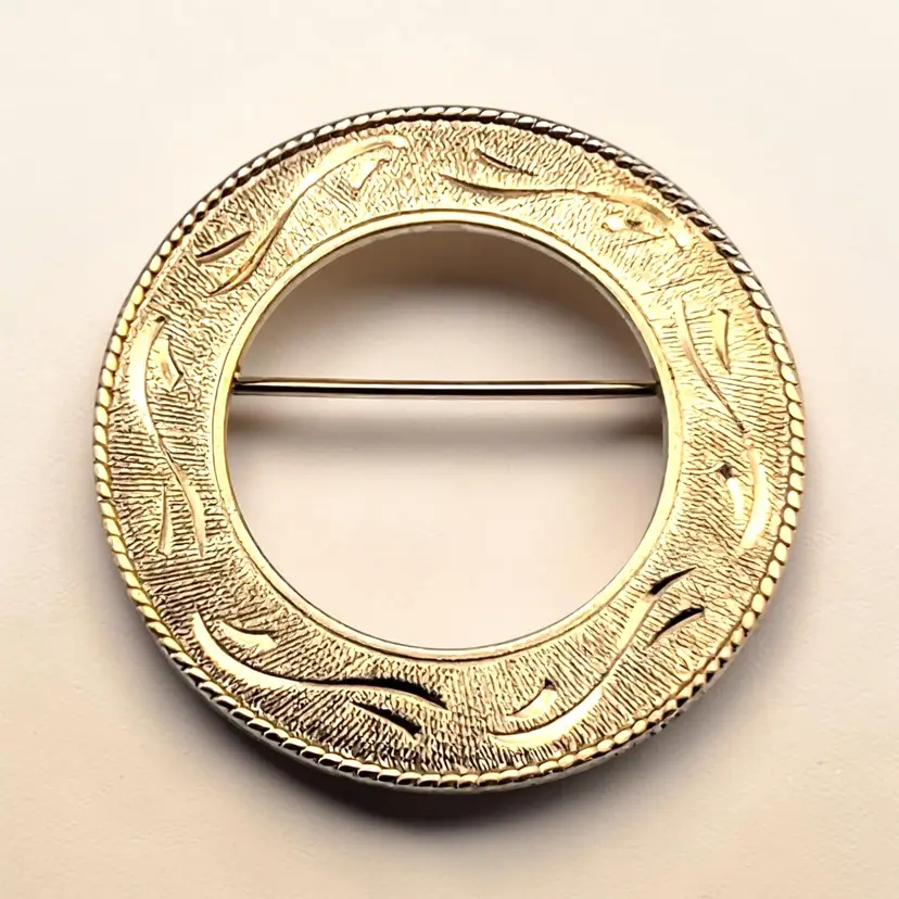 Vintage Coro Pegasus Gold Tone Open Etched Round Wreath Classic Brooch Pin