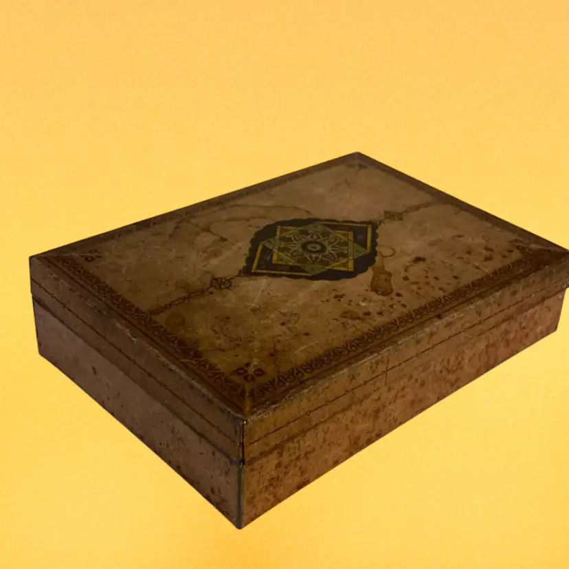 #4108 - Box Decorative Metal Tin box Vintage some patina
