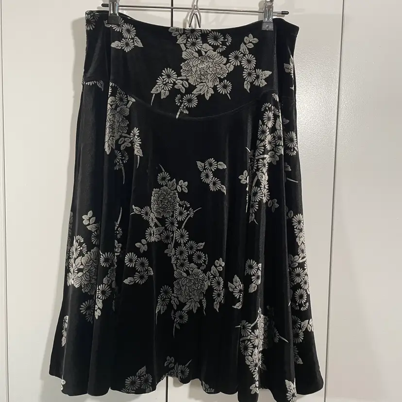 Women's Apostrophe Black Velvet Skirt Medium Silver Floral