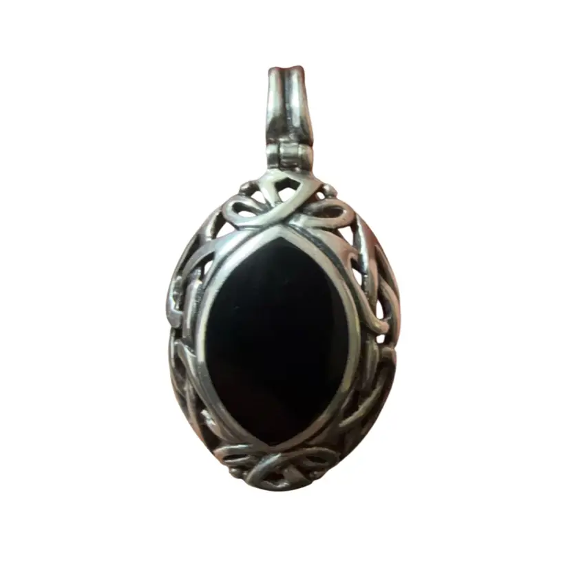 Sterling Silver Celtic Onyx Stone Pendant Quaternary Shield Movable Bale 1.55”, 7.6g
