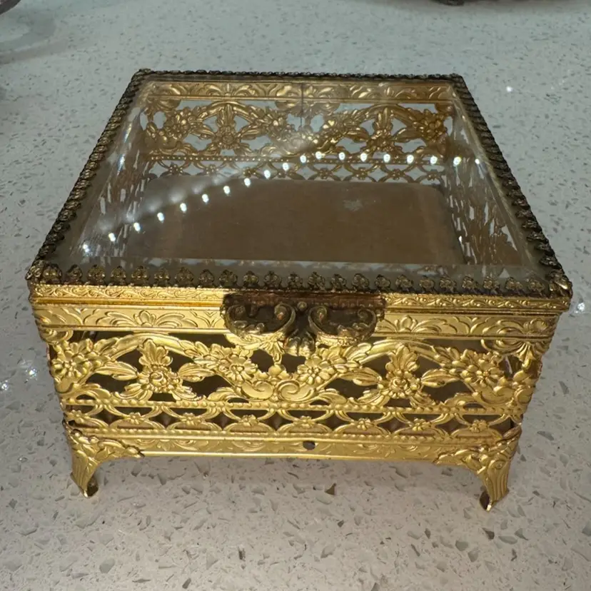 4.5x4.5x3” vintage Hollywood Regency jewelry box featuring ornate gold gilt filigree metalwork & glass lid