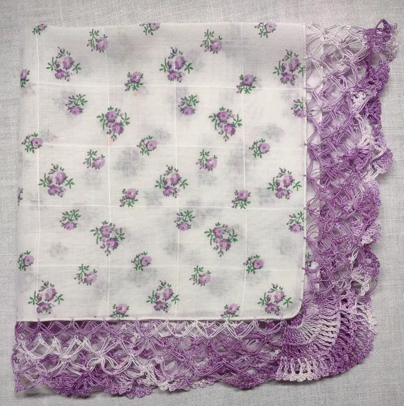Vtg purple floral hankie with a purple/white variegated crochet border 26PA02 H573
