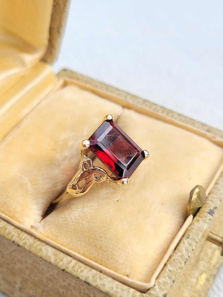 Vintage 14k Yellow Gold Garnet Emerald Cut Pinky Ring Size 4 - 2.36g