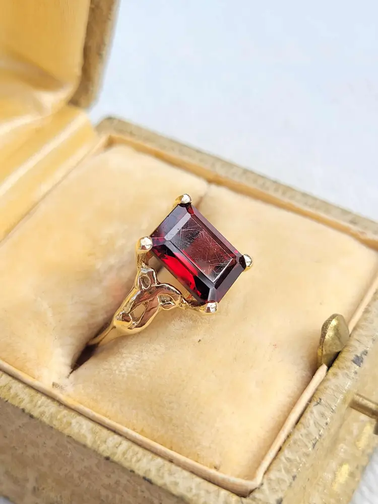 Vintage 14k Yellow Gold Garnet Emerald Cut Pinky Ring Size 4 - 2.36g