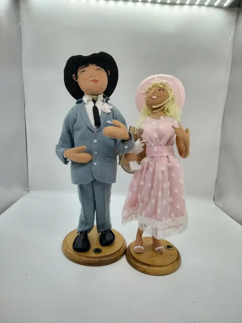 1997 Annalee Museum Collection Rogers Store Couple 14.5 in 9750 on Wooden Bases