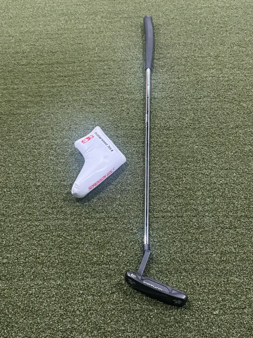 Used Nike Method Matter B2/01 Putter in very good condition, 35 inches, all original and a headcover