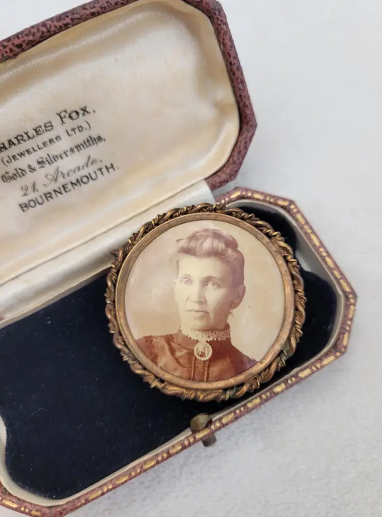 Antique Victorian Woman Photo Gold Filled Round Picture Frame Wreath Pin Brooch