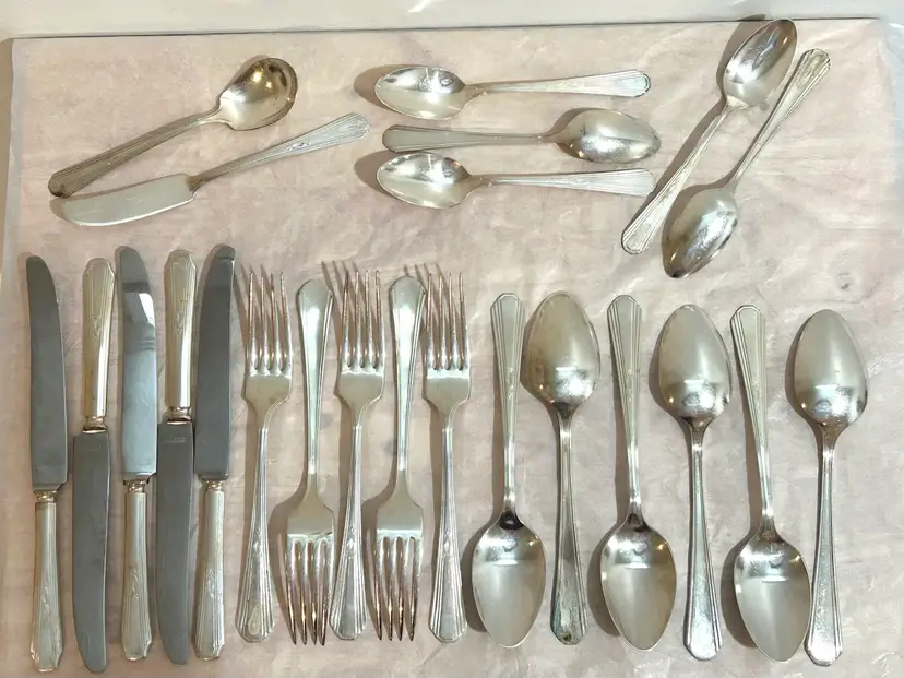 Vtg Wm. Rogers 23 Piece Set Flatware Silverplate Paris Pattern 1930’s