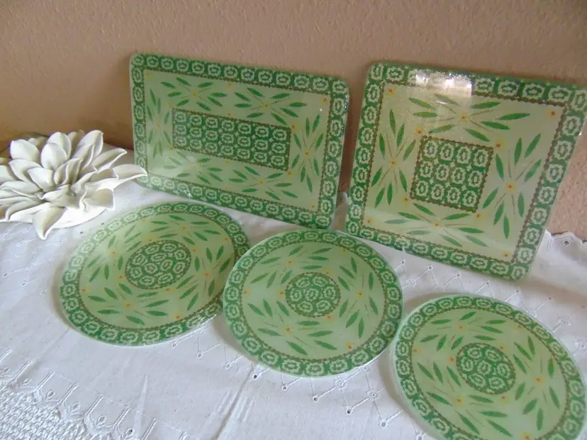 Brand new never used Temptations Green Glass Trivets- Set of 5 still in plastic