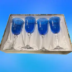 18. Gioielli Da Tavola Made In Italy Set Of 4 Cobalt Crystal Wine Glasses In Satin Lined Box. Box Lid Has Damage See Pictures.
