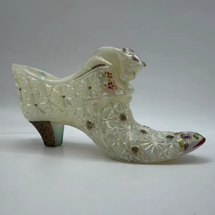 Fenton Iridescent White Carnival Hand Painted Daisy & Button Cat Head Glass Slipper 6.5”