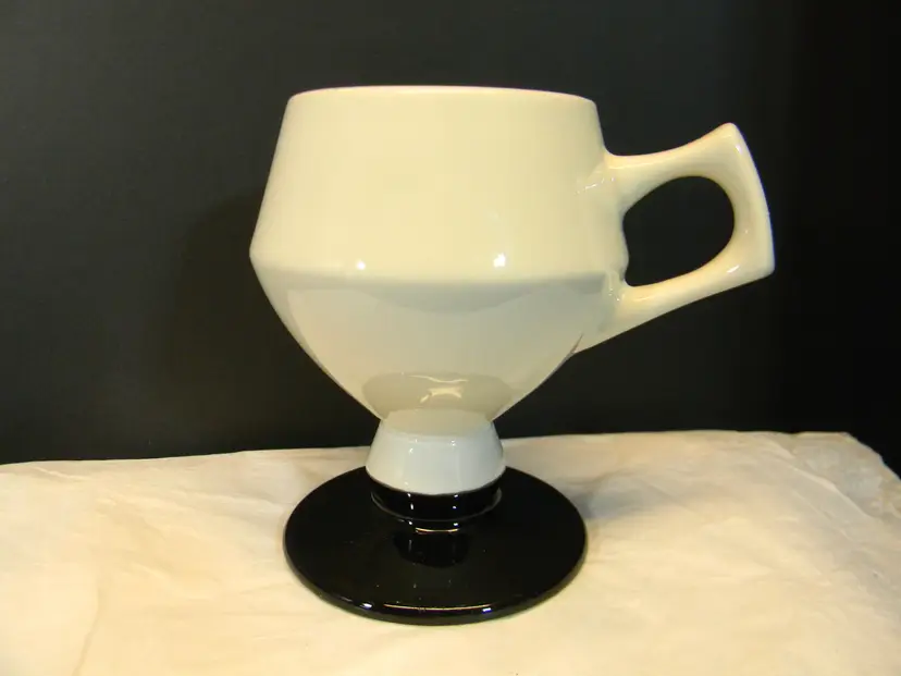 Hall Pedestal Black/White Coffee Mug