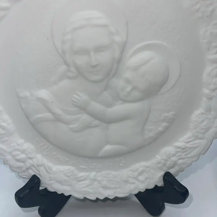 Fenton 1973 White Satin Mother's Day Plate #3 In The Series 7.5”