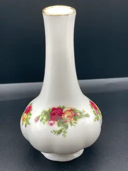 Vintage 1962 Royal Albert Bone China Vintage Old Country Roses Vase Made In England (5 1/4” Tall 3” Wide READ Slight Wear To Gold Around Top As Expected For Age) 💐🌹💐