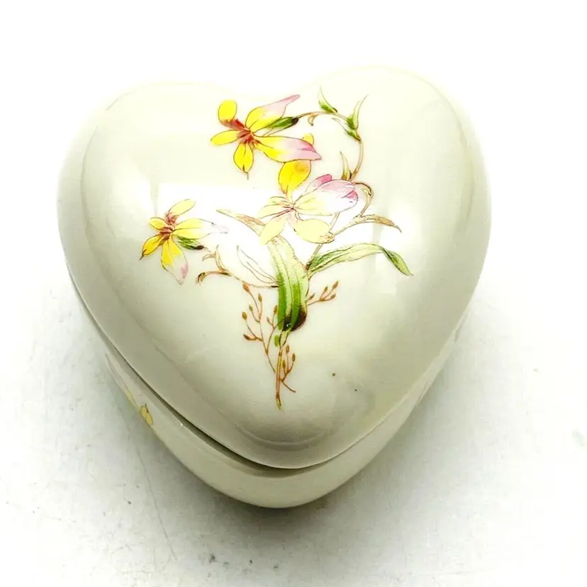 TAKAHASHI Yellow Daffodil Ceramic Trinket Box Heart Shape READ 16013