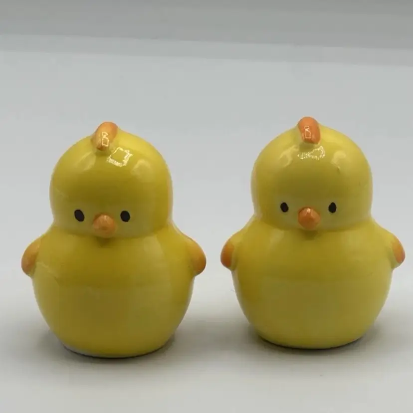 Vintage yellow ceramic baby chick’s salt & pepper shakers
