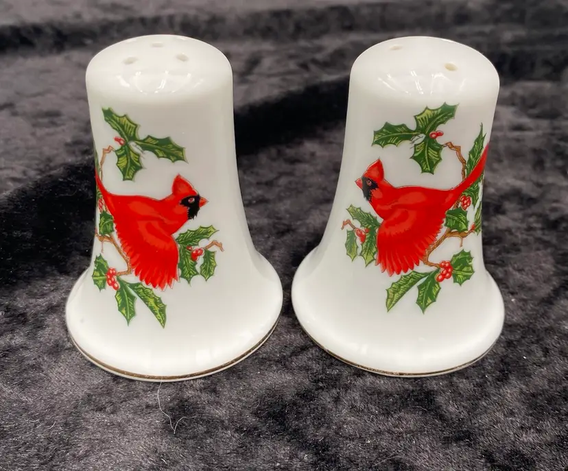 Vintage Lefton Porcelain Red Cardinal Mistletoe Salt & Pepper Shaker Set, #01067