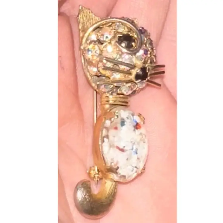 SIGNED WARNER Brooch Pin Kitty Cat Gold Tone Clear Rhinestone Jelly Belly Brooch