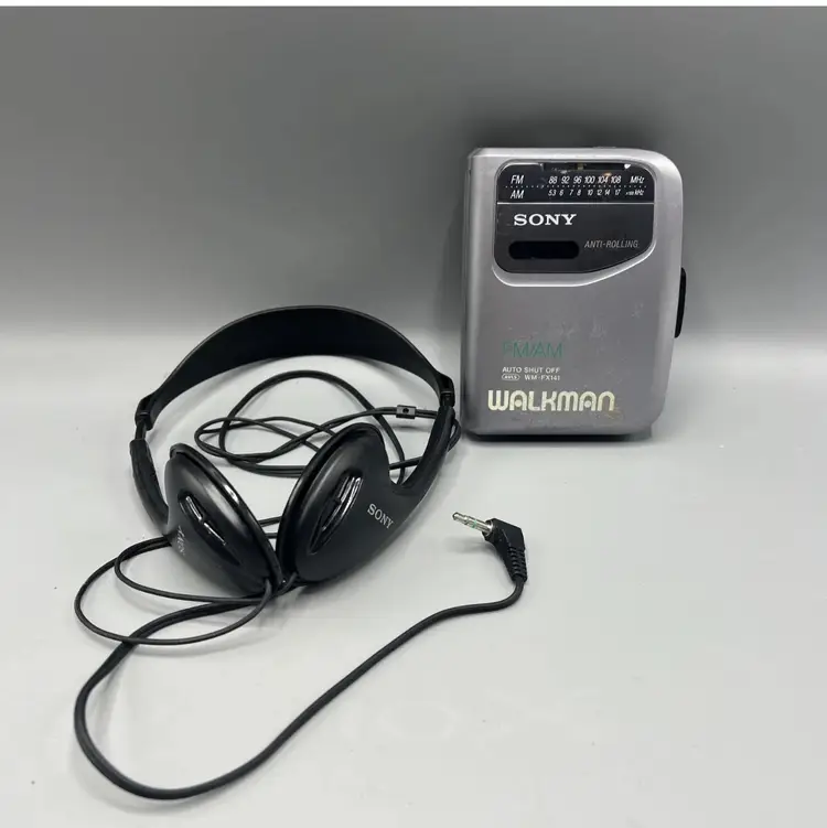 Sony Walkman WM-FX141 Portable Cassette Player AM FM Radio W/headphones “READ”