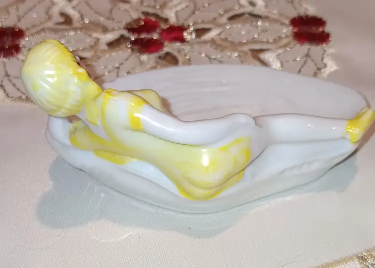 1930s German Porcelain Clam Shell Pin Tray With Bathing Beauty