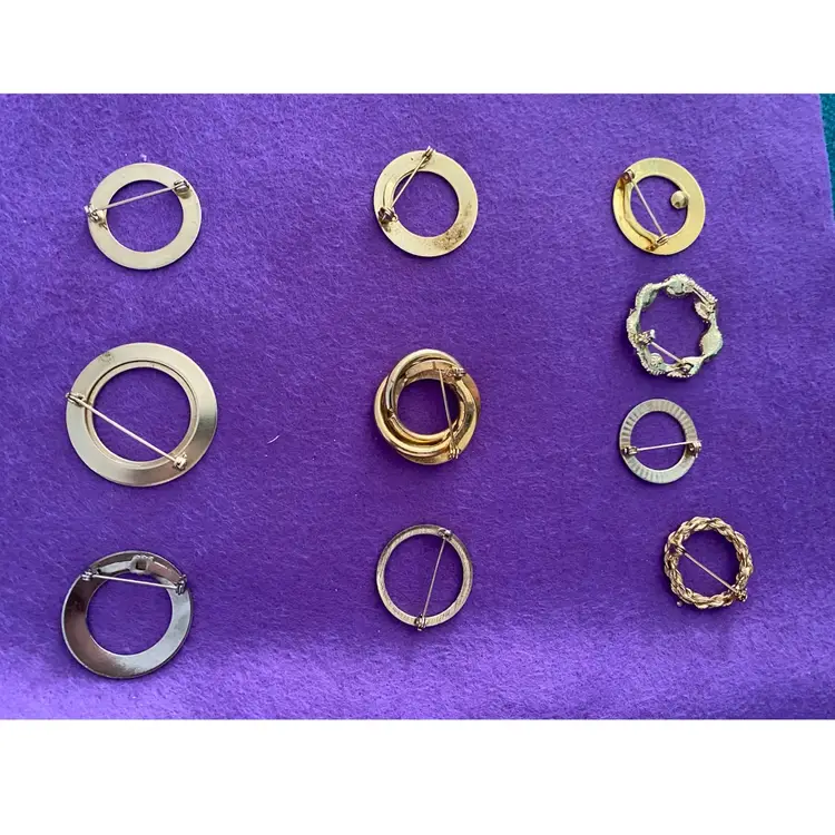 VINTAGE CIRCLE BROOCHES—LOT OF 10