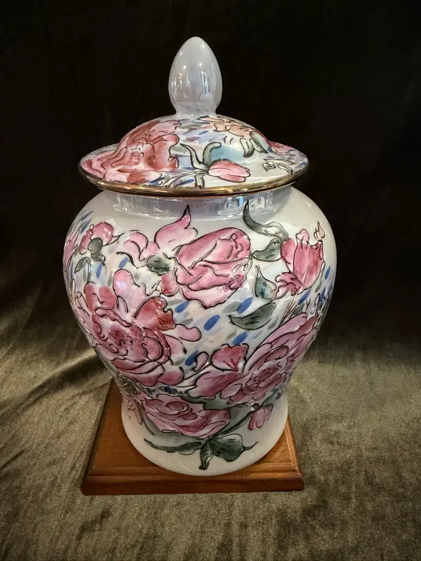 Beautiful vintage,  chinoiserie-style pottery featuring a floral peony pattern in pinks and greens with gold trim accents on the lid rim.