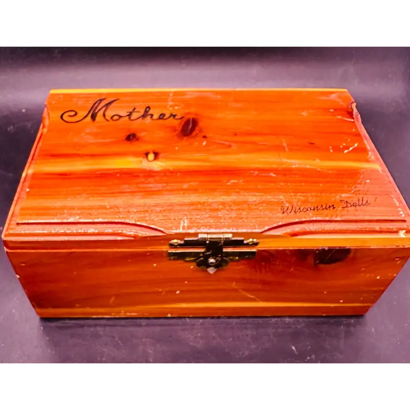 320. vtg Mini cedar box. 1970s