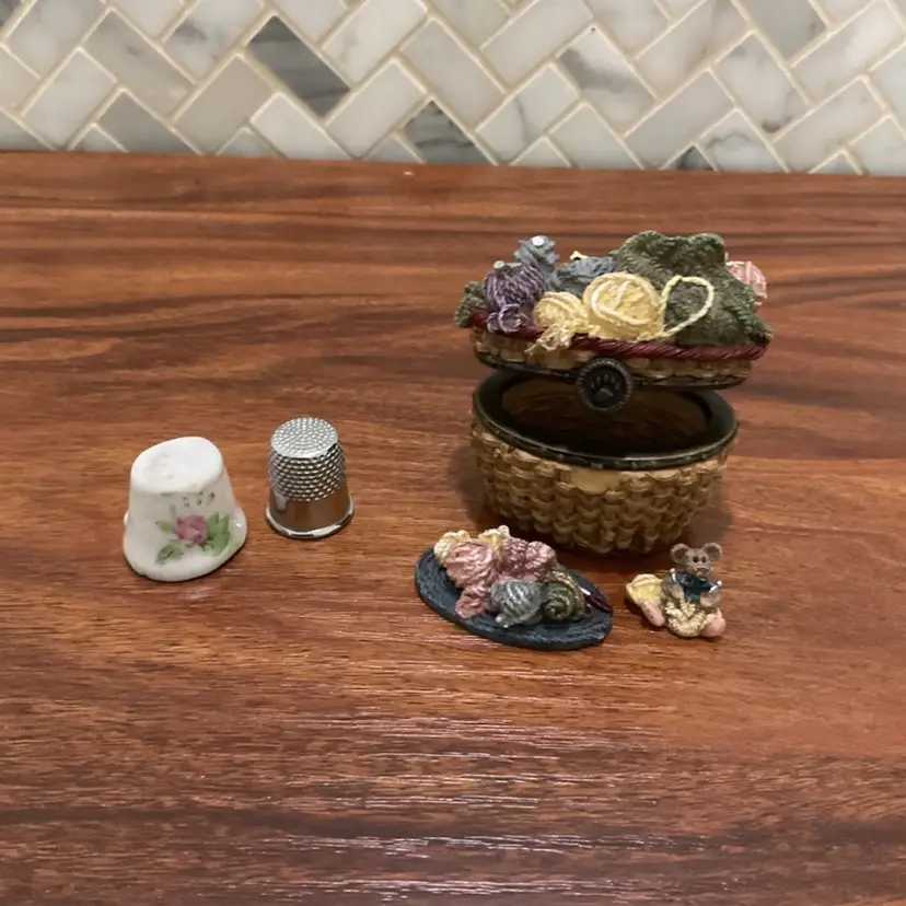 104d Mini Thimbles & Trinket Yarn Basket