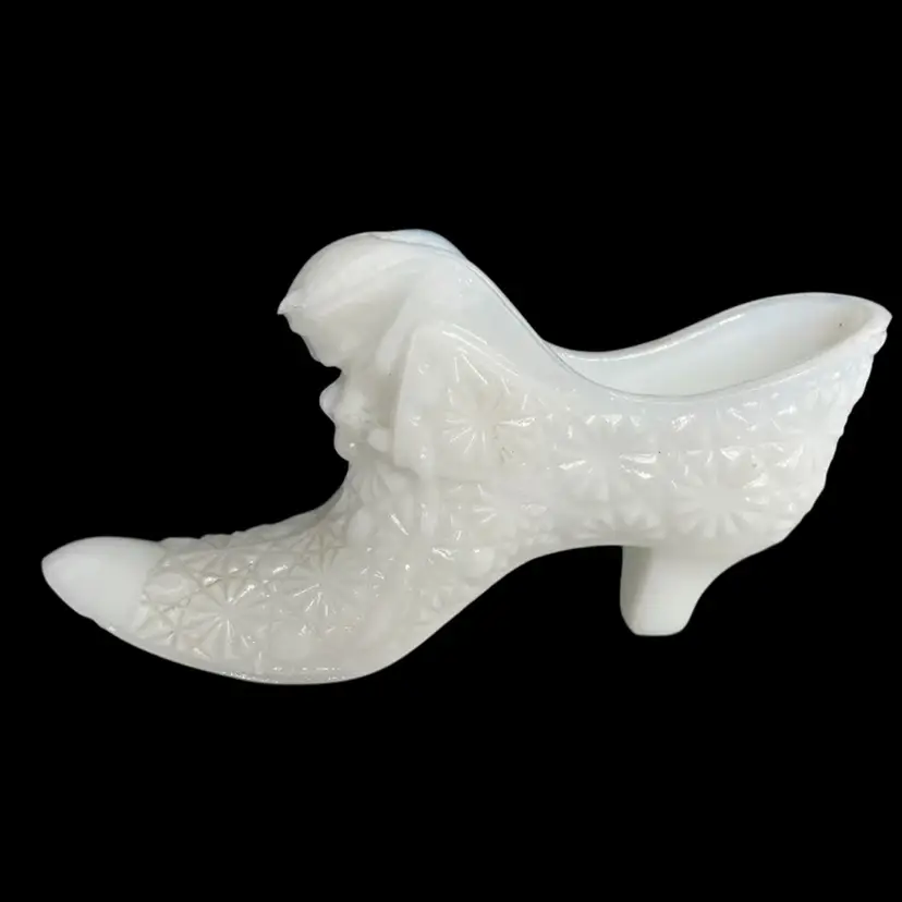 Vintage Fenton Milk Glass White Daisy & Button Glass Slipper Shoe with Cat