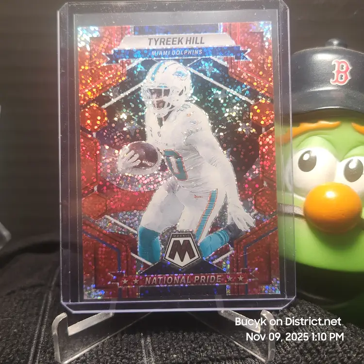 2023 Panini Mosaic National Pride Sparkle Red - Tyreek Hill Miami Dolphins