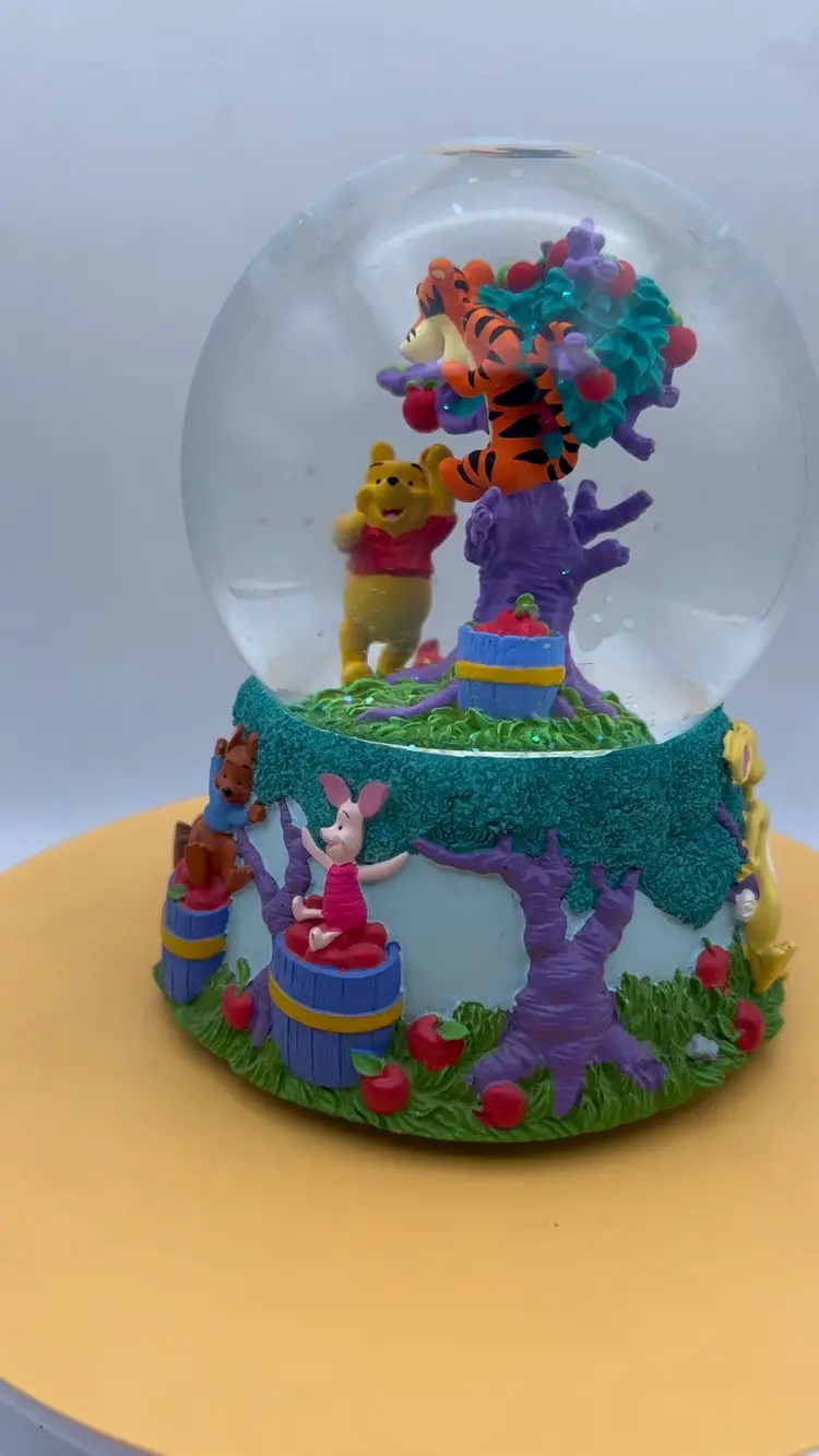 WINNIE THE POOH APPLE GLITTER BALL