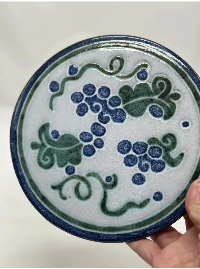Vintage Art Pottery Lisa Glaser ‘88 Signed Wall Plate Or Trivet Grapes