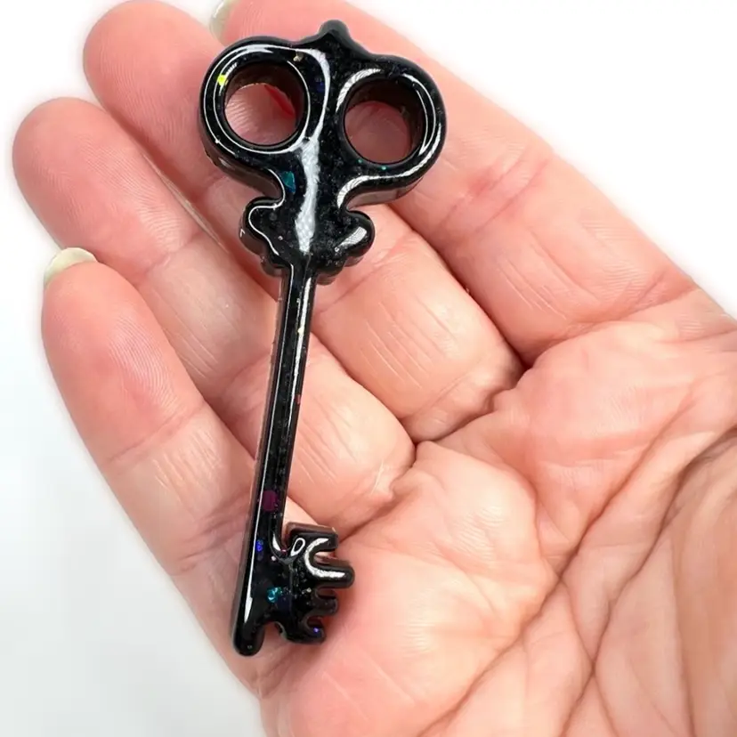 3” Black Resin Skeleton Key 🗝️ Magnet. With Multi-color Glitter. Handmade By Me 🫶. Perfect For Halloween.