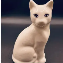 #20 Farrah International White Ceramic Seated Cat 6”